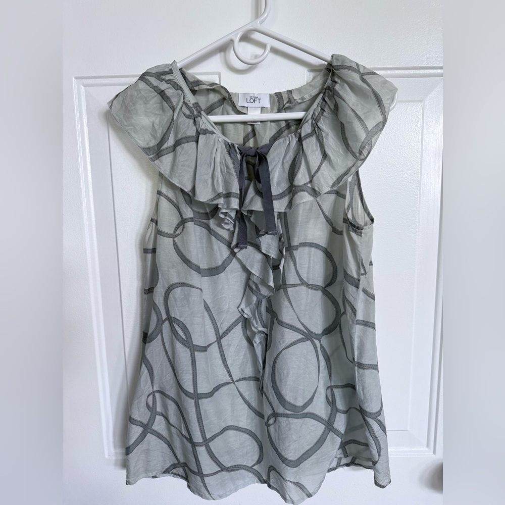 Ann Taylor LOFT Sleeveless Blue/Gray Patterned Tank w/ Tie Closure - Size M